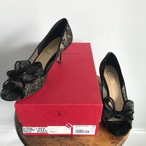 VALENTINO Blk lace kitten heel bow detail pump 39
